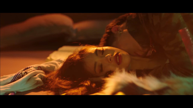 MV Người lạ ơi bản 16+: Xuất hiện nhiều cảnh nóng